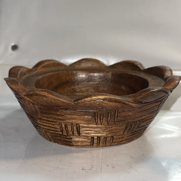 2 piece wooden hand carved hen on a nest - Picture 5 of 11